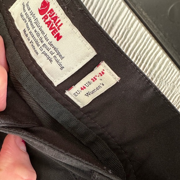 Fjall Raven Women’s Black Nikka Curve Outdoor Shorts - Picture 6 of 7